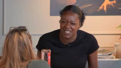 De Bondgenoten: Erik legt Fatima haar horoscoop uit! Gemist? Kijk het hier  terug