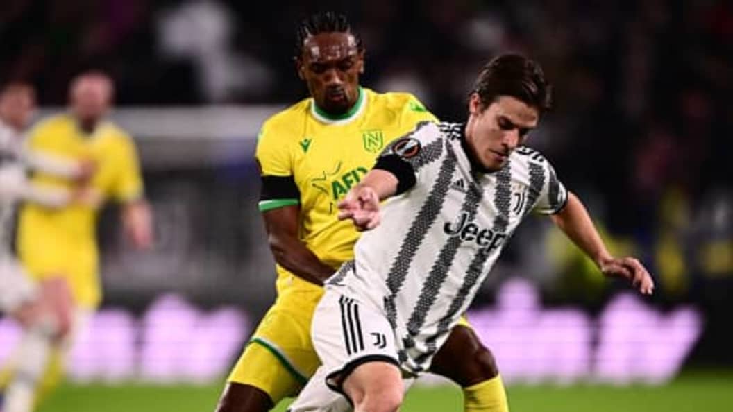 Fanion Juventus Vs FC Nantes - UEFA Europa League - 40x31 Cm - Brodé - Fabriqué En Italie
