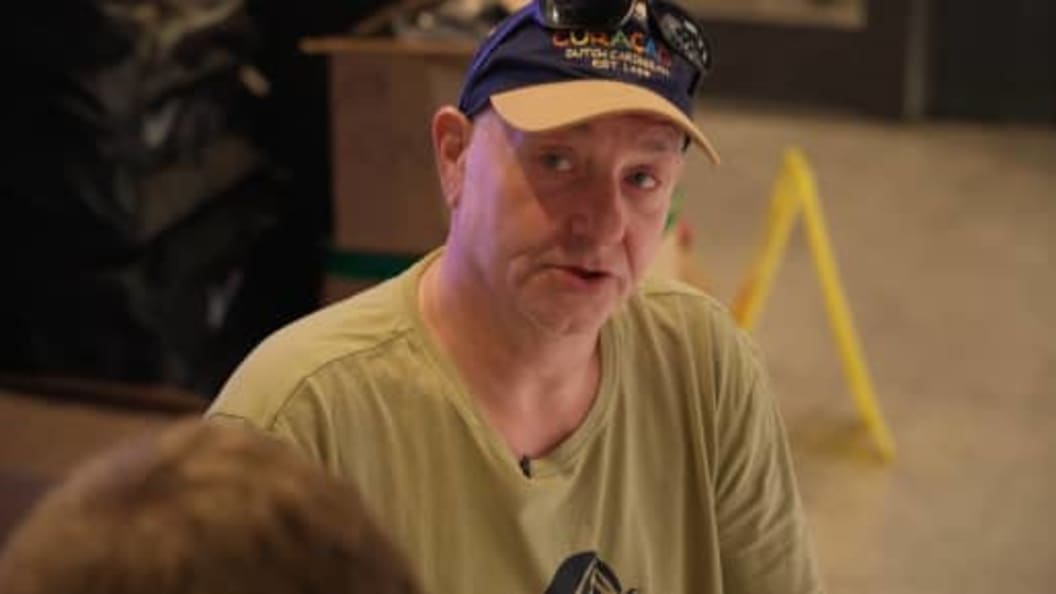 Steenrijk, Straatarm: Fred koopt eindelijk zelf kleding en raakt geëmotioneerd