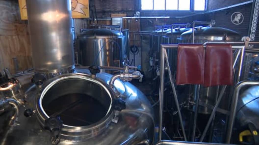 Hart van Nederland - Late Editie: Stadsbrouwerij Delft dreigt te verdwijnen, eigenaar met handen in het haar