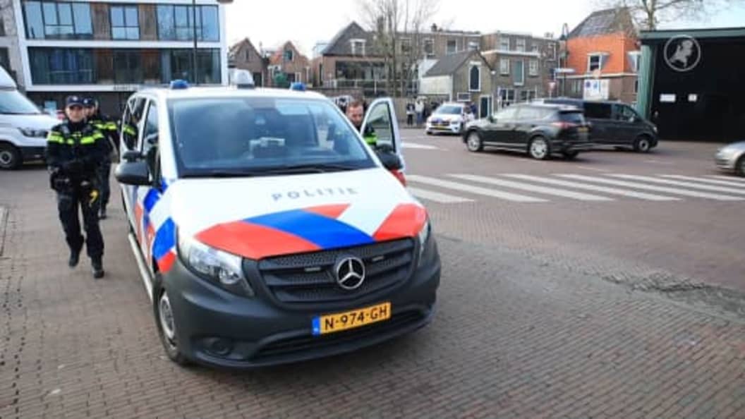 Hart van Nederland - Late Editie: Journalist Bender belaagd door tientallen jongeren bij bezoek Wilders